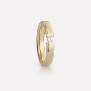 Tension ring in yellow gold with a diamond