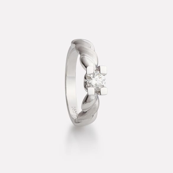 Hedda ring in white gold with diamond
