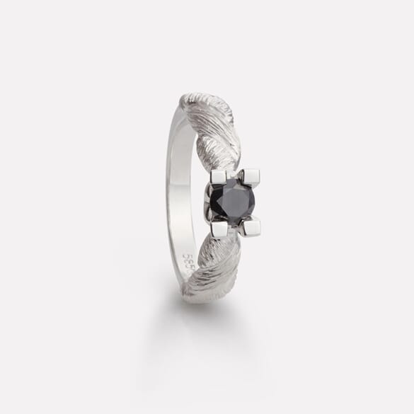 Hedda ring in white gold with black diamond