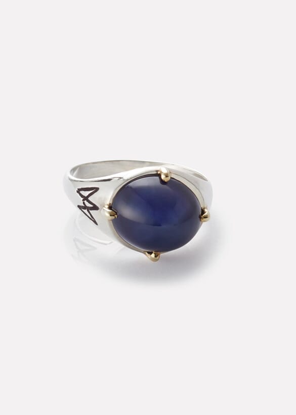 Unisex ring in silver with gold claws and blue sapphire